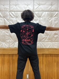 団体応援用として制作した5001-01黒Tシャツの背中プリント着用写真